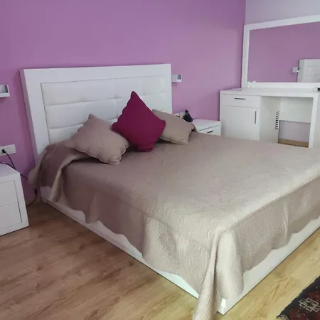 & Restaurant White 3* بيرات