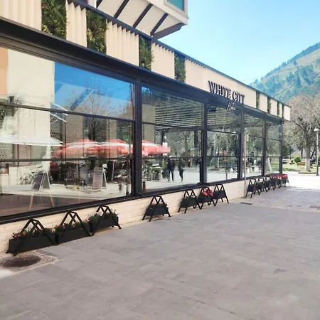 & Restaurant White فندق