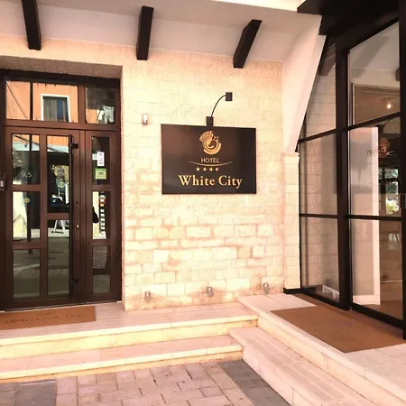 & Restaurant White