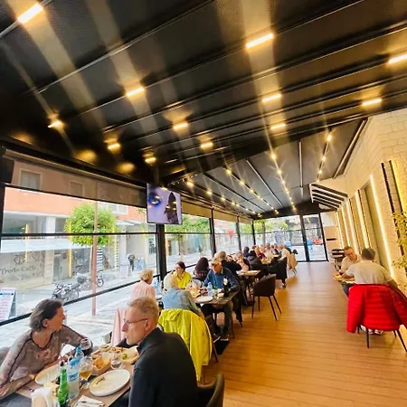 & Restaurant White מלון 3*