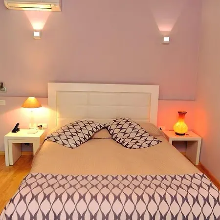 & Restaurant White 3* 베라트