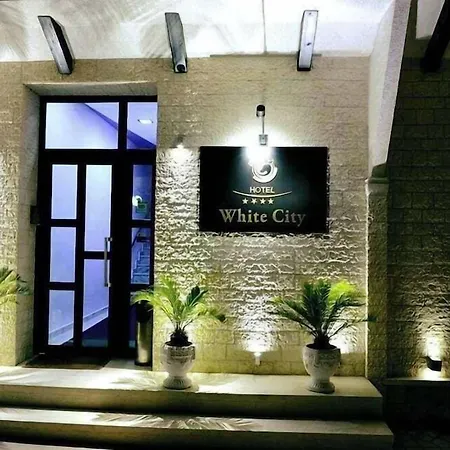 & Restaurant White بيرات