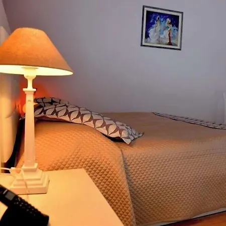 & Restaurant White فندق بيرات