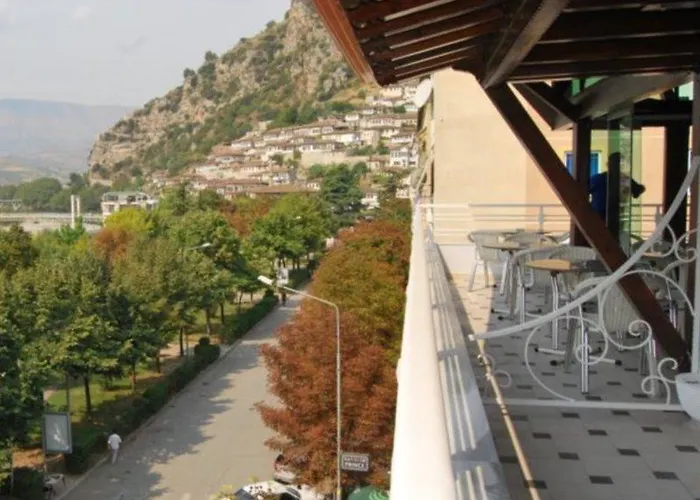 & Restaurant White 베라트